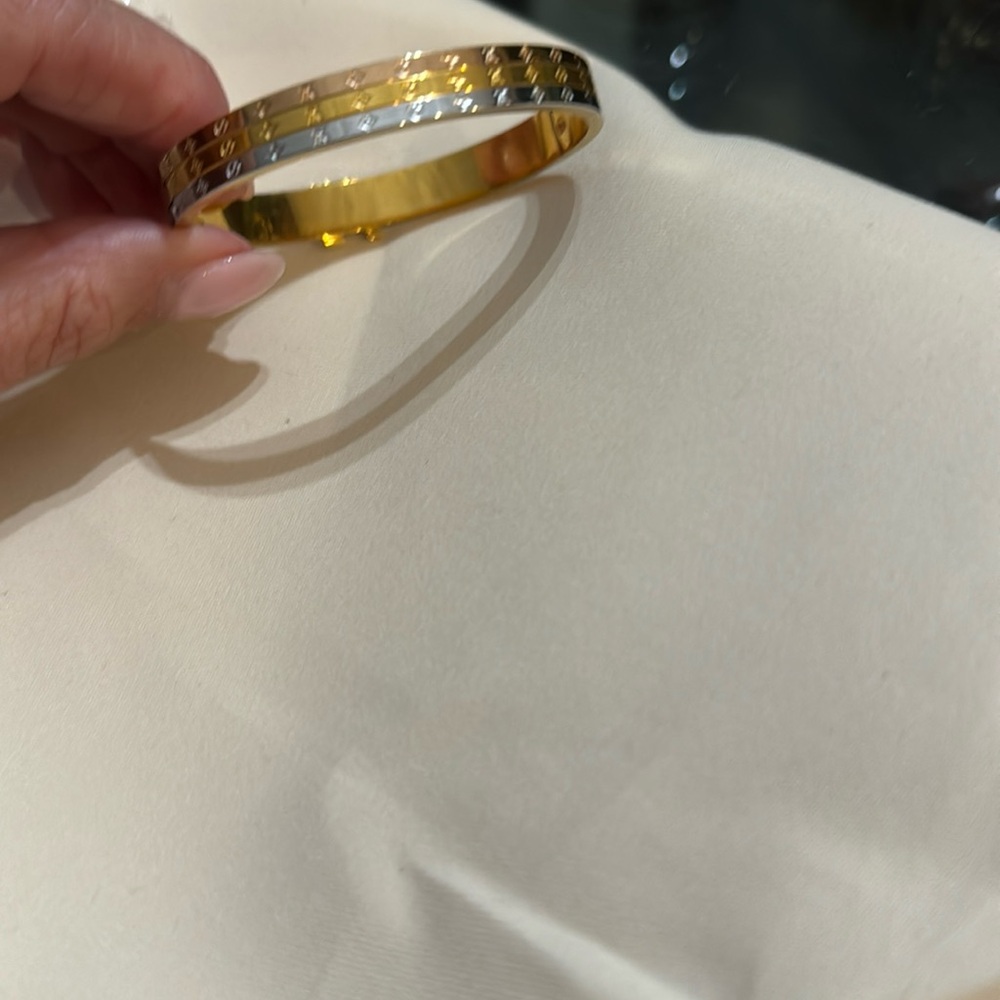 Brand new bracelet. Try color bangle.